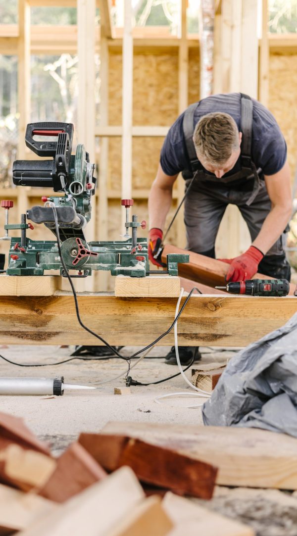 vue-de-face-du-constructeur-sur-le-chantier